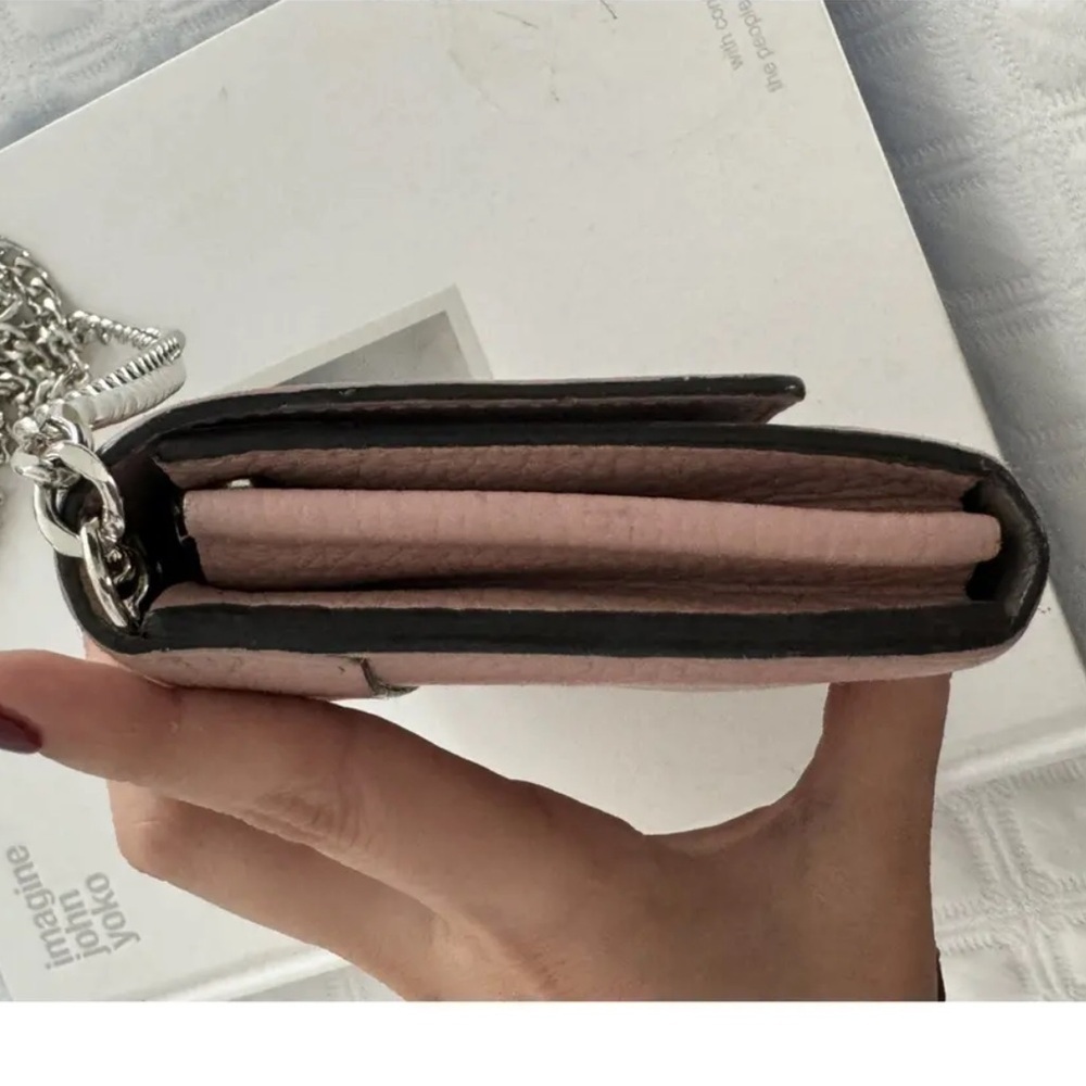 Louis Vuitton Capucines Wallet in Magnolia - Picture 8 of 16